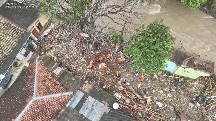 Ibu Korban Banjir Palabuhanratu Ditemukan Tewas Sambil Peluk Anaknya