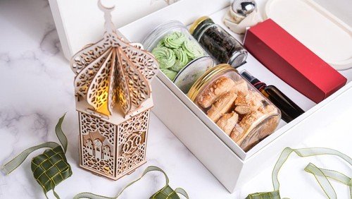ramadhan hampers with cookies, tea flower and others