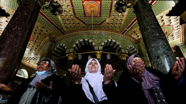 Suasana Salat Jumat Pertama Ramadan di Kompleks Al-Aqsa
