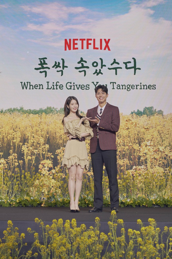 Kiri ke kanan: IU dan Park Bo Gum di konferensi pers drama Korea When Life Gives You Tangerines yang digelar di Seoul pada Rabu (5/3/2025).