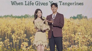Ini pertama kalinya IU dipasangkan dengan Park Bo Gum dalam sebuah produksi serial Netflix.