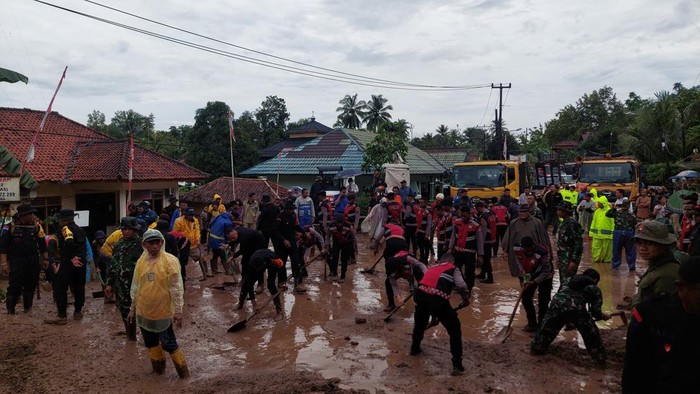 Jalan alternatif menuju Anyer yang sebelumnya tertutup longsor kini sudah dibersihkan dan bisa dilalui kendaraan.