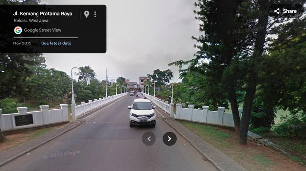 Jalan di dekat jembatan Kemang Pratama, Kota Bekasi, Jawa Barat tahun 2013 (Google Maps)