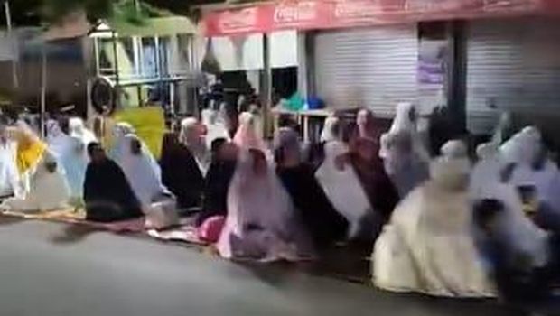 Jemaah salat Tarawih dibayar di Malang membeludak