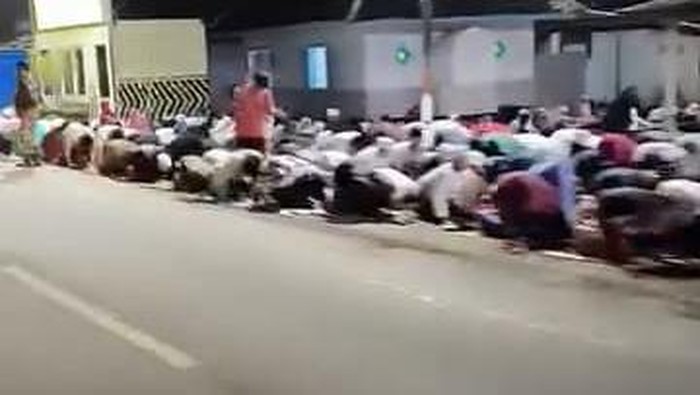 Jemaah salat Tarawih dibayar di Malang membeludak