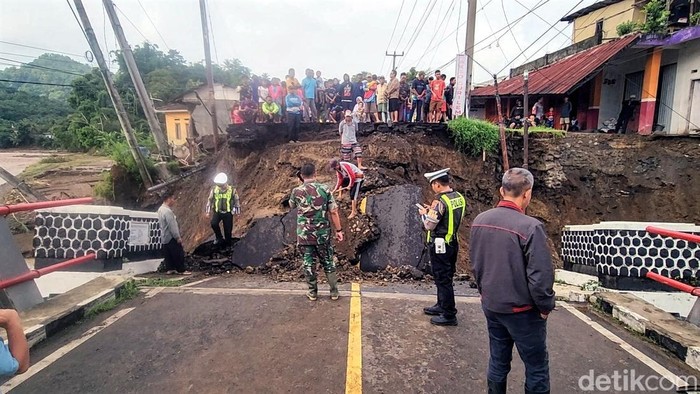 Jembatan Cidadap di Kampung Bojongkopo, Kecamatan Simpenan, Kabupaten Sukabumi amblas usai diguyur hujan deras pada Kamis (6/3/2025) malam.