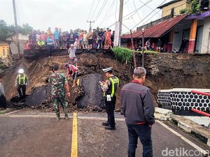 Video: Jembatan Cidadap Amblas, Akses Palabuhanratu-Kiara Dua Putus