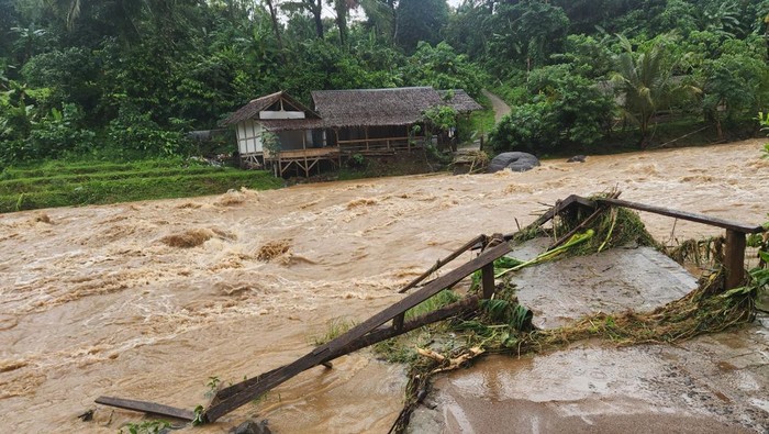 Jembatan penghubung antara Kabupaten Pandeglang dan Kabupaten Serang di Desa Cinoyong, Kecamatan Carita, ambruk karena air sungai meluap. Foto: Dok. Istimewa.