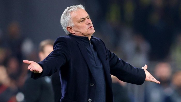 Soccer Football - Europa League - Round of 16 - First Leg - Fenerbahce v Rangers - Sukru Saracoglu Stadium, Istanbul, Turkey  - March 6, 2025 Fenerbahce coach Jose Mourinho reacts REUTERS/Murad Sezer