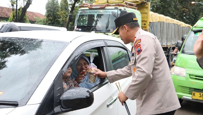 Kapolres Grobogan AKBP Ike Yulianto bagi-bagi takjil di Jalan Gajahmada, Kabupaten Grobogan, Jumat (7/3/2025).