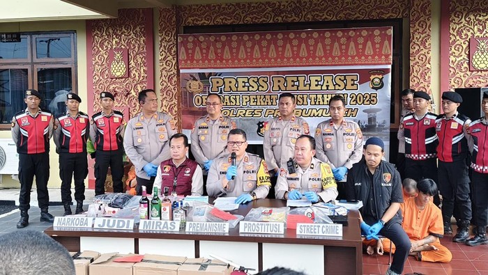 Kapolres Prabumulih AKBP Endro Aribowo saat merilis ungkap kasus hasil Operasi Pekat Musi 2025.