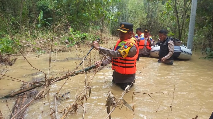 Kapolres Sampang AKBP Hartono terjun langsung ke lokasi banjir