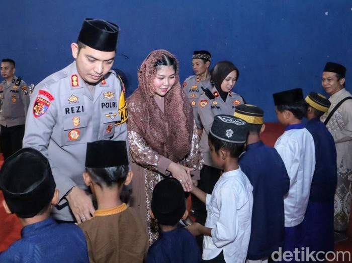 Kapolres Situbondo berbagi dengan anak yatim
