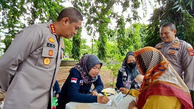 Kapolresta Bogor Kota Kombes Eko Prasetyo bersama jajarannya melaksanakan pembagian takjil gratis kepada masyarakat di Kota Bogor.