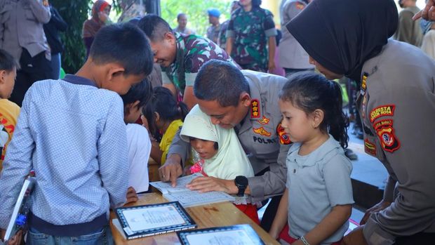 Kapolresta Bogor Kota Kombes Eko Prasetyo bersama jajarannya melaksanakan pembagian takjil gratis kepada masyarakat di Kota Bogor.