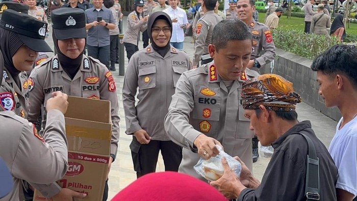 Kapolresta Bogor Kota Kombes Eko Prasetyo bersama jajarannya melaksanakan pembagian takjil gratis kepada masyarakat di Kota Bogor.
