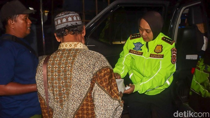 Kapolresta Cirebon Kombes Sumarni saat memimpin patroli sahur