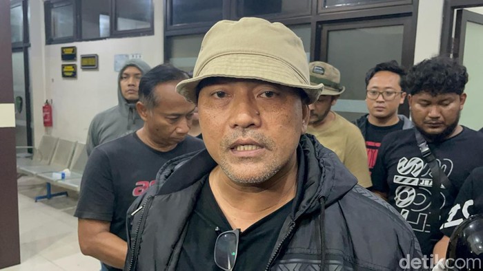 Kasubdit III Jatanras Ditreskrimum Polda Jatim AKBP Arbaridi Jumhur saat bertemu awak media di RS Bhayangkara Surabaya.