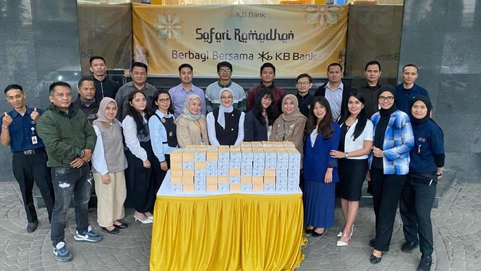 KB Bank Berbagi Ratusan Paket Takjil untuk Warga Bandung