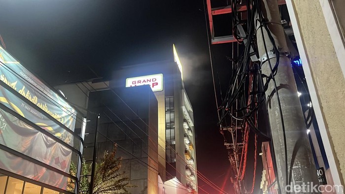 Penampakan bagian atas Hotel Grand Hap Solo yang mengalami kebakaran, Jumat (7/3/2025) malam.