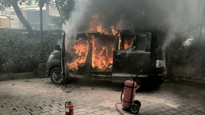 1 unit mobil Daihatsu Luxio yang ludes terbakar di Luwes Gentan, Sukoharjo, Jumat (7/3/2025) siang.