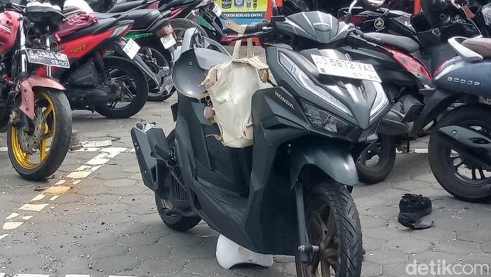 Penampakan motor, tas, dan helm murid SMAN 1 Klaten yang tewas dilindas truk di Jalan Jogja-Solo, Klaten, Jumat (7/3/2025).