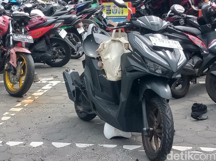 Penampakan motor, tas, dan helm murid SMAN 1 Klaten yang tewas dilindas truk di Jalan Jogja-Solo, Klaten, Jumat (7/3/2025).