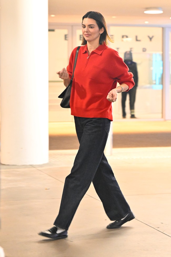 Tren ini juga bisa dikaitkan dengan gerakan body positivity. Skinny jeans sering dikaitkan dengan standar kecantikan yang mengutamakan tubuh ramping, sementara anti-skinny denim lebih inklusif untuk berbagai bentuk tubuh. Foto: GC Images/BKNY/Bauer-Griffin