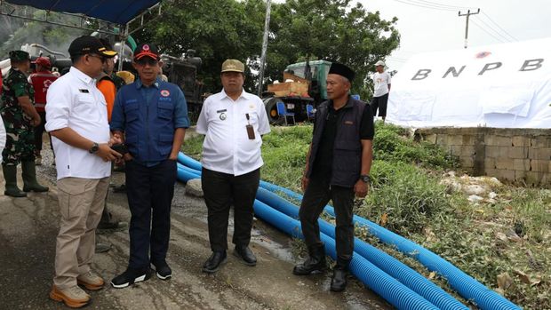 Kepala BNPB Letjen TNI Suharyanto meninjau penanganan banjir di perumahan Sahara Indah Permai 3 di Desa Satria Jaya, Tambun Utara, Kabupaten Bekasi (dok BNPB)