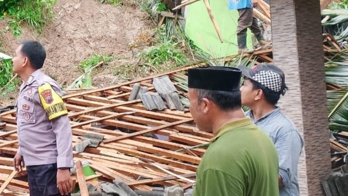 Kondisi bangunan ponpes yang mengalami kerusakan akibat tertimpa longsor di Desa Babakan, Kecamatan Karangpucung, Kabupaten Cilacap, Jumat (7/3/2025).