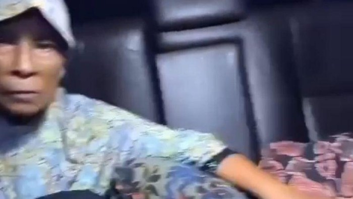 Kondisi ibu hamil hendak melahirkan yang kendaraannya terjebak longsor di jalan Simpenan-Kiaradua di Kampung Pamunguan, Desa Loji, Kecamatan Simpenan, Kabupaten Sukabumi, Jabar pada Kamis, (6/3/2025). ANTARA/Aditya A Rohman