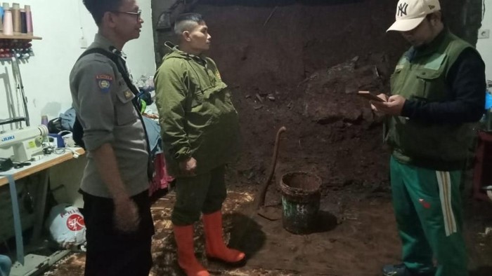 Kondisi longsor di Kampung Jalan Cagak, Desa Mekarmanik, Kecamatan Cimenyan, Kabupaten Bandung, Jumat (7/3/2025).