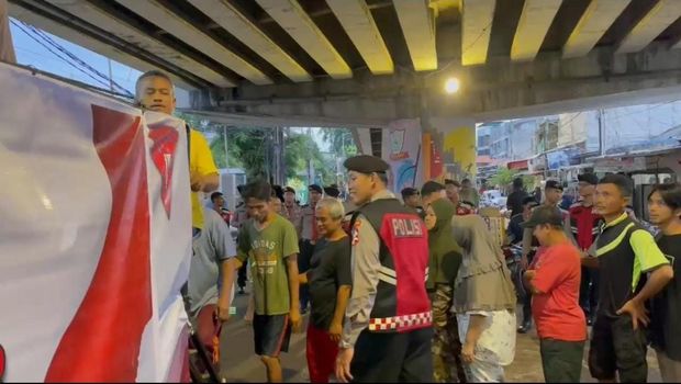 Korsabhara menyalurkan 500 porsi makanan untuk warga terdampak banjir di Rawajati, Pancoran, Jakarta Selatan.