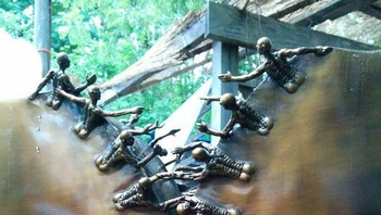 Sebuah karya logam yang agak mengerikan namun keren, ditermukan di pameran Oregon Country Fair. Foto: Boredpanda