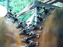 Kreasi Seni Menyeramkan Tapi Keren, Bikinan Tangan Mereka Sendiri