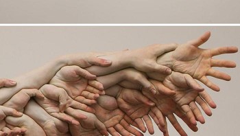 Tangan-tangan manusia membentuk sayap. Foto: Boredpanda