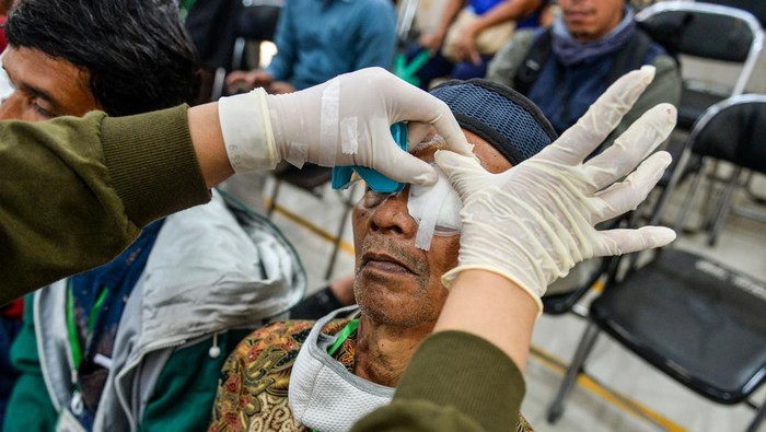 Sejumlah lansia duduk di ruangan setelah menjalani operasi katarak di RSAU dr M Salamun di Bandung, Jawa Barat, Jumat (7/3/2025). Kementerian Sosial bekerja sama dengan RS AU Salamun menyelenggarakan layanan operasi katarak gratis kepada 275 lansia yang ada di Bandung Raya dan sejak tahun 2022 hingga awal Maret 2025 Kemensos telah memberikan layanan operasi katarak gratis kepada 11.319 jiwa yang tersebar di seluruh Indonesia. ANTARA FOTO/Raisan Al Farisi/tom.