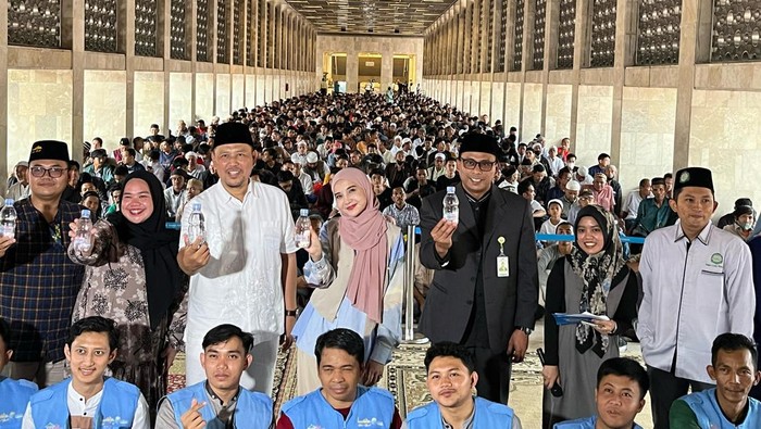 Le Minerale Gandeng Zaskia Sungkar Buka Puasa Bersama di Masjid Istiqlal
