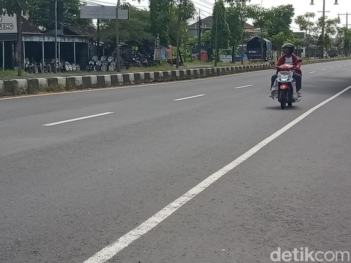 Lokasi kecelakaan siswi SMAN 1 Klaten terlindas truk di jalan Jogja-Solo, Plembon, Klaten Utara, Jumat (7/3/2025).