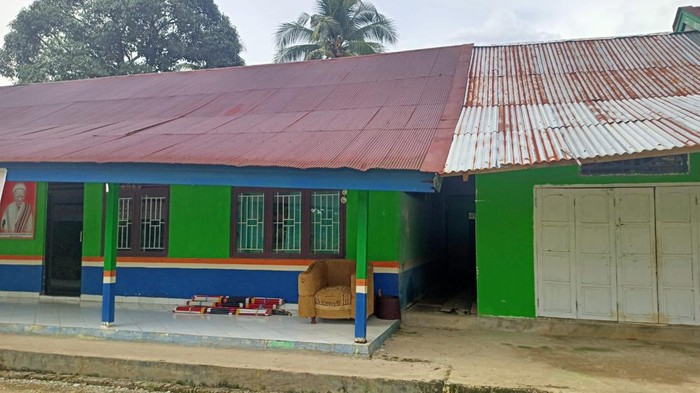 BPBD Luwu Timur melaporkan kerusakan akibat gempa magnitudo 5,0. Satu rumah dan dua sekolah rusak, termasuk masjid Al Hijrah.