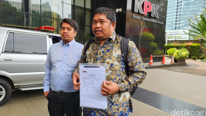 M Fithrat Irfan, seseorang yang mengaku sebagai mantan staf di DPD RI, mendatangi KPK, 7 Maret 2025. (Adrial Akbar/detikcom)