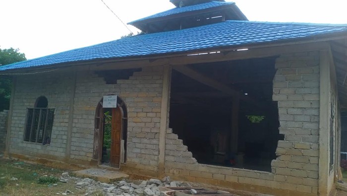 Masjid Al Hijrah di Kabupaten Luwu Timur, Sulawesi Selatan (Sulsel), rusak akibat guncangan gempa berkekuatan magnitudo (M) 5,0 sore tadi.