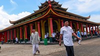 Warga berjalan meninggalkan Masjid Muhammad Cheng Ho usai melaksanakan shalat Jumat di Banyuwangi, Jawa Timur, Jumat (7/3/2025).