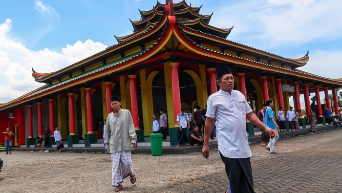 Masjid Muhammad Cheng Ho di Banyuwangi Warga berjalan meninggalkan Masjid Muhammad Cheng Ho usai melaksanakan shalat Jumat di Banyuwangi, Jawa Timur, Jumat (7/3/2025). Masjid berukuran 28 x 28 meter dengan desain menyerupai pagoda dengan dominasi warna merah, kuning dan hijau tersebut merupakan salah satu ikon arsitektur yang mencerminkan akulturasi budaya Tionghoa, Jawa, dan Islam, serta menjadi pusat kegiatan keagaman dan pendidikan bagi masyarakat sekitar. ANTARA FOTO/Budi Candra Setya/rwa.