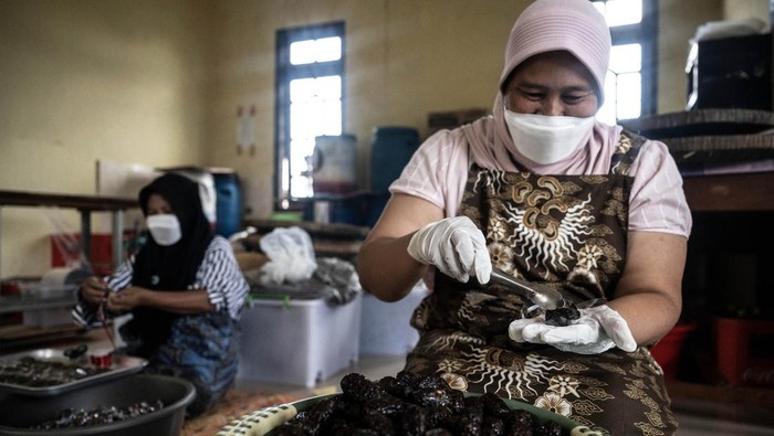 Melihat Produksi Olahan Unik Tomat Rasa Kurma Dua pekerja mengemas makanan olahan tomat rasa kurma (torakur) di salah satu industri rumahan di Ampelgading, Bandungan, Kabupaten Semarang, Jawa Tengah, Kamis (6/3/2025). Pelaku usaha torakur menggunakan sekitar dua ton bahan baku tomat untuk memproduksi torakur yang dijual seharga Rp20 ribu-Rp40 ribu itu guna mengantisipasi meningkatnya permintaan torakur sebagai pilihan makanan berbuka puasa pada bulan Ramadhan. ANTARA FOTO/Aprillio Akbar/Spt.