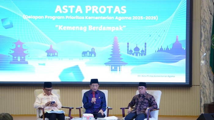 Menag Nasaruddin Umar (tengah) dalam acara konferensi pers Asta Protas di Jakarta Pusat, Kamis (6/3/2025)