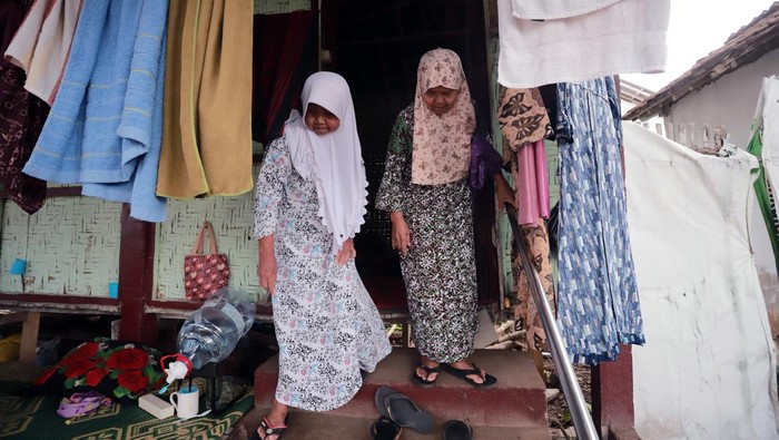 Mengintip Pesantren Ramadan Khusus Santriwati Lansia di Blitar Sejumlah santriwati lansia membaca Al Quran usai melaksanakan shalat Dhuhur di Pesantren Ramadhan Lansia Al Mawaddah di Dusun Bendelonje Kecamatan Talun, Blitar, Jawa Timur, Jumat (7/3/2025). Pesantren Ramadan khusus bagi lansia yang digagas oleh Muslimat NU setempat tersebut diikuti sebanyak 65 santriwati lansia yang tak hanya berasal dari daerah sekitar, melainkan juga berasal dari Banjarmasin dan Malang. ANTARA FOTO/Irfan Anshori/rwa.