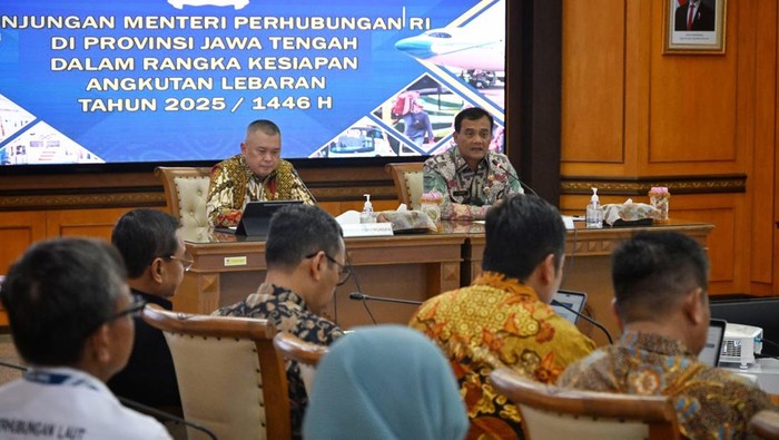 Menteri Perhubungan (Menhub) Dudy Purwagandhi menggelar pertemuan dengan Gubernur Jateng Ahmad Luthfi di Kantor Gubernur Jateng, kemarin. Dalam pertemuan itu, Dudy meminta Luthfi melakukan pengaturan waktu operasi, pengendalian, dan pengaturan kendaraan tradisional.