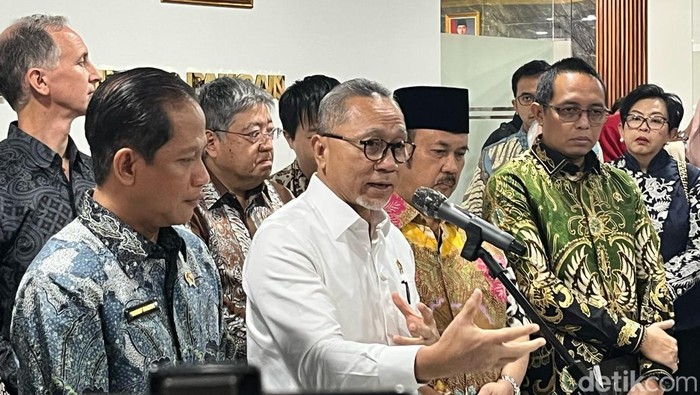 Menteri Koordinator Bidang Pangan Zulkifli Hasan atau Zulhas melakukan rapat koordinasi pengolahan sampah menjadi energi listrik.