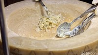 Di Sekar Jagad by Javanegra juga terdapat pasta station. Kamu bisa menikmati fettucini carbonara yang diracik menggunakan Grana Padano. Foto: detikcom/Riska Fitria